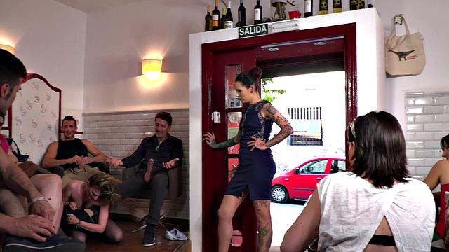 Татуированная шлюха веселится с ногами и яйцами прямо на людях