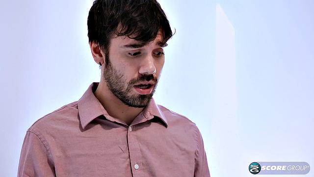 азиатка jade с жадностью сосет и ловит горячую порцию на лицо