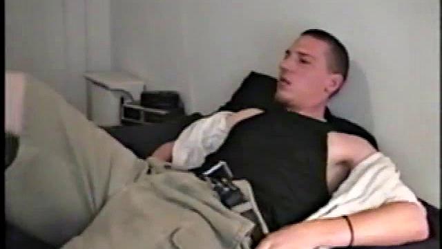 Алек дрочит Калебу до мощного выброса спермы на камеру