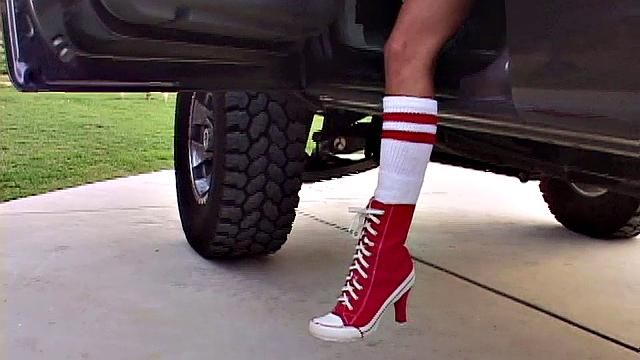 сексуальная латинка заводит хозяйку после неудачной попытки покосить газон