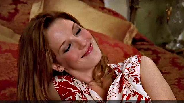 кэлли райли жарко трахается в спальне в обтягивающем платье