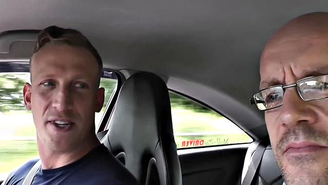 британская мамаша с формами устраивает парням весёлый замес