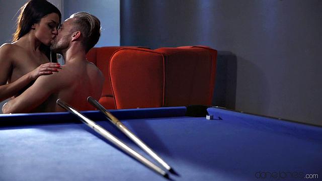 Смотри, как Мартина Смерльди получает глубокий минет и горячий кремпай на бильярде от Лутро Стилла!