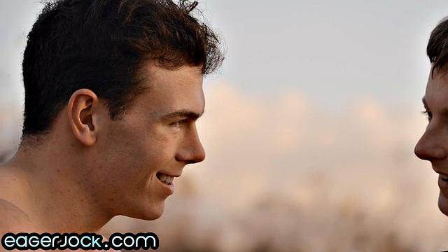 Качок в очках получает по полной от своего парня в миссионерской позе.