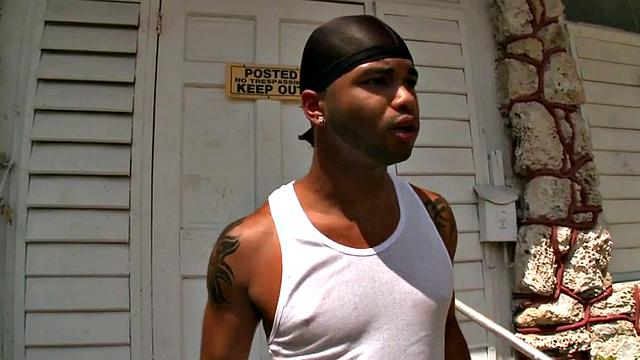 чёрный парень отдается за деньги прямо в магазине