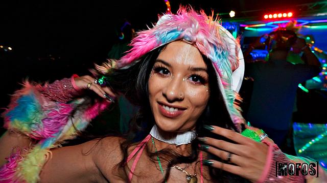 Lucas Frost трахает Lux La Fox на вечеринке в наушниках под музыку, пока она стонет от кайфа.