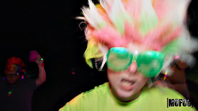 Lucas Frost трахает Lux La Fox на вечеринке в наушниках под музыку, пока она стонет от кайфа.