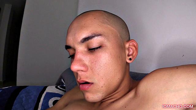 Kayser Magnum дрочит в душе и кончает на камеру