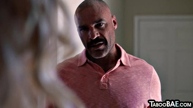 Зрелый мужчина жёстко трахается с блондинкой и доводит её до экстаза.