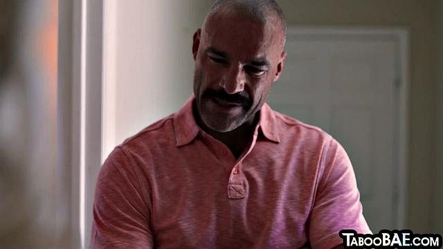 Зрелый мужчина жёстко трахается с блондинкой и доводит её до экстаза.