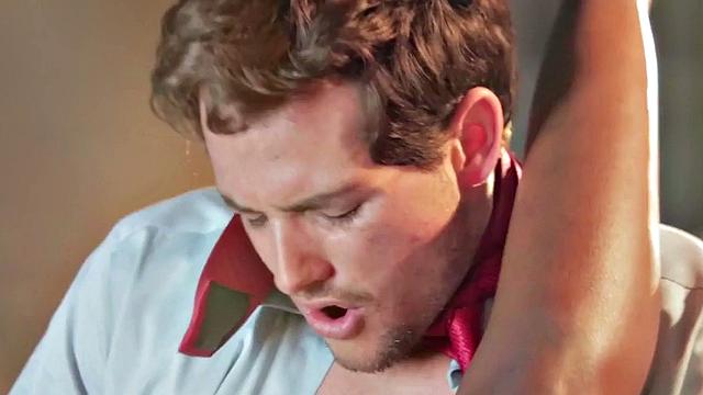 офисная чернокожая красотка страстно сосёт и ловит горячий фэйшал