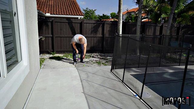 Брюнетка и блондинка трахаются с парнем на природе втроем.