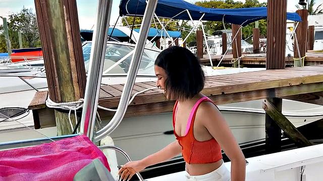 стройная брюнетка принимает большой член в мокрую киску