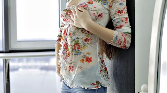 Мэри дрочит у окна и с жадностью заглатывает дилдо