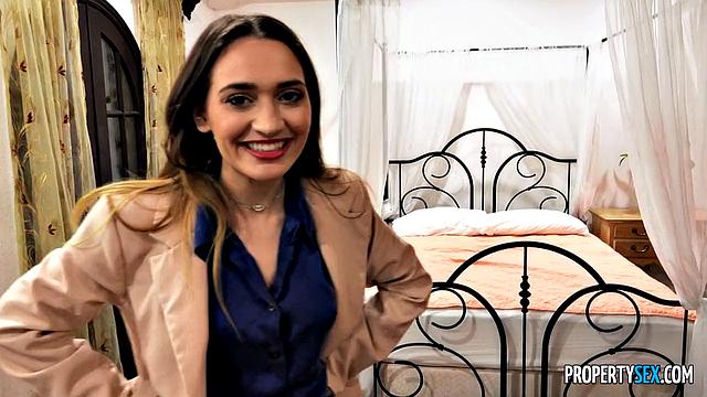 Сера Райдер совращает клиентa мамы и катается на его члене по полной программе.