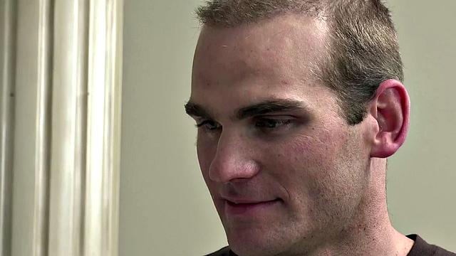 Транс блондинка сперва кайфует снизу, а потом сама рулит процессом