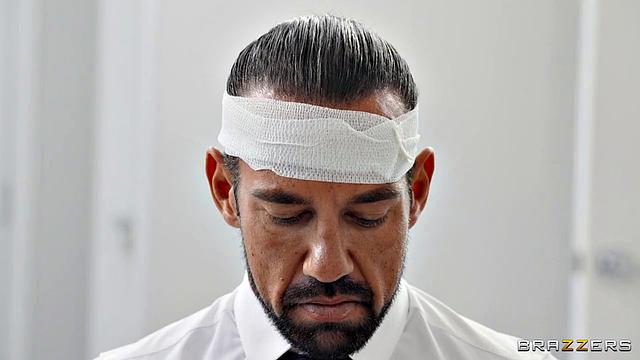 Феникс Мари читает лекцию, а потом сама не против трахнуться с Джонни Кастлом и делится своими грязными мыслями с ним через секс.