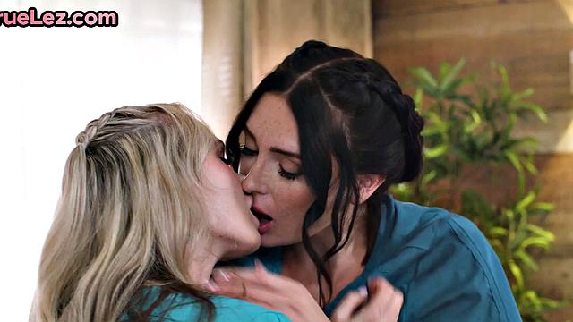 Oiled Lesbo after footlicking