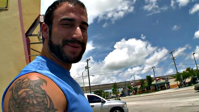 чёрный красавец получает по полной на свежем воздухе