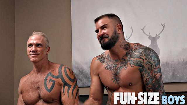 смотри, как остин трахается с двумя папиками в жарком тройничке