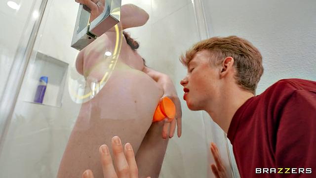 Джессика Райан ловит пасынка на горячем и устраивает ему взрослую взбучку в душе с игрушкой - семейная жизнь бывает неожиданной!