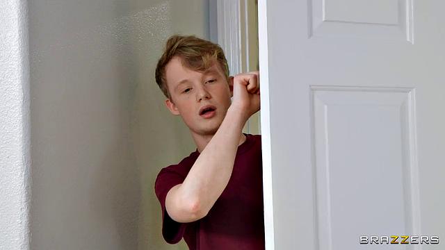 Джессика Райан ловит пасынка на горячем и устраивает ему взрослую взбучку в душе с игрушкой - семейная жизнь бывает неожиданной!