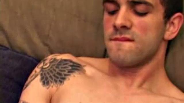 Джесси дрочит свой член перед парнем, скучать тут не придётся.