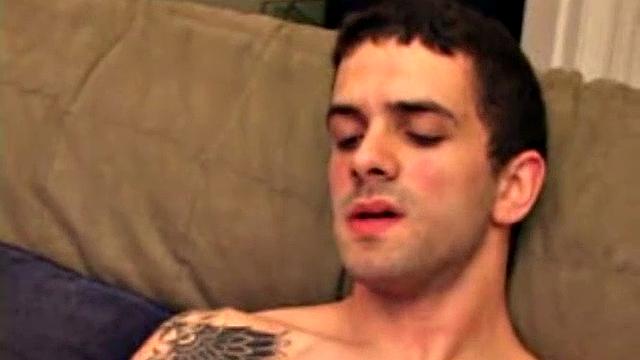 Джесси дрочит свой член перед парнем, скучать тут не придётся.