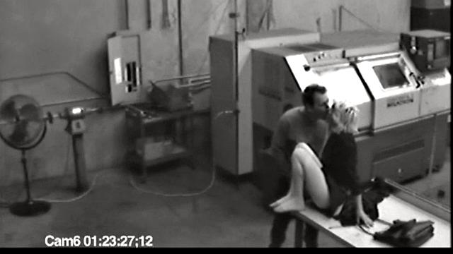 блондинка milf дрочит себе на работе и потом берёт в рот член коллеги