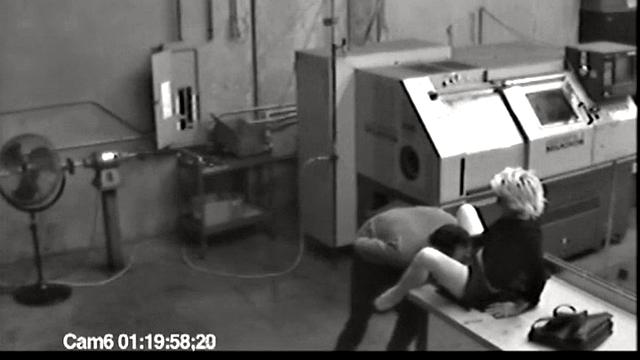 блондинка milf дрочит себе на работе и потом берёт в рот член коллеги