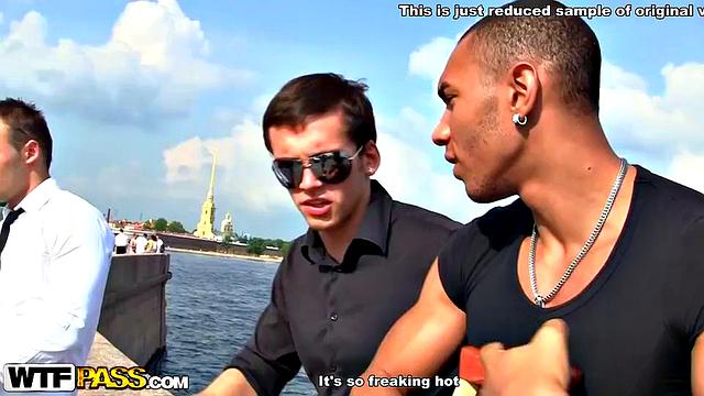 Рыжая с тату сосёт в машине и устраивает групповуху с двойным проникновением и аналом.