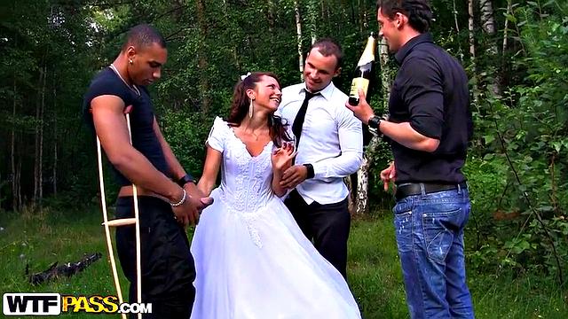 Рыжая с тату сосёт в машине и устраивает групповуху с двойным проникновением и аналом.