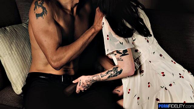 фрея сдвигает трусики - алексу уже и кино не нужно