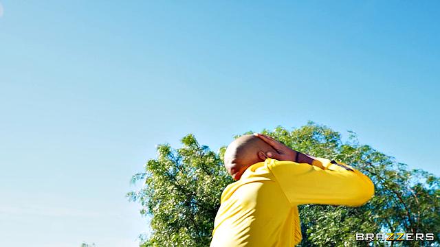 девки с волейбола не пришли на тренировку, зато устроили тренеру разрядку