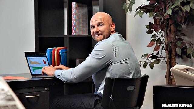 Office Intern Fucks Before Meeting