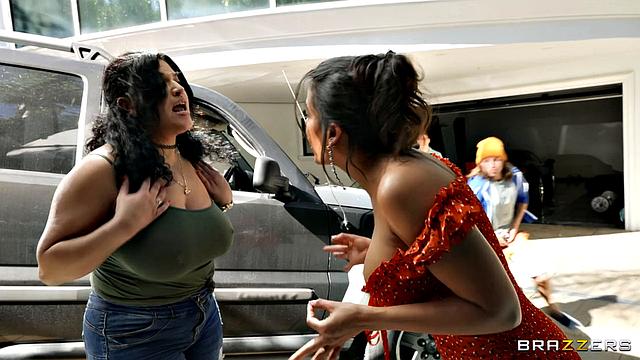 Две взрослые сводные сестры устроили жаркую драку за член и анальный секс, мужики не могут устоять перед их телами.