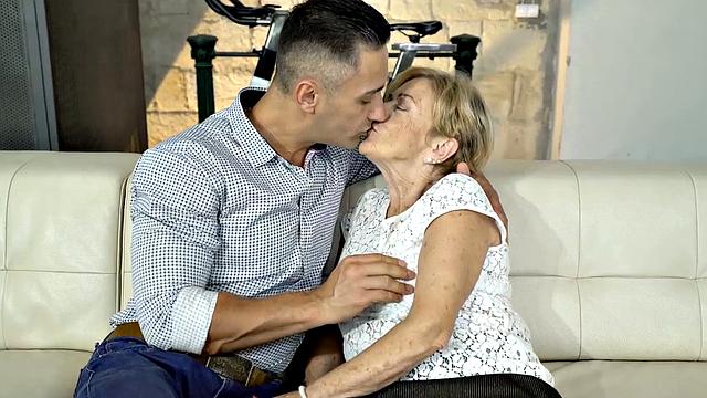 похотливая бабуля с волосатой киской отдается как в молодости