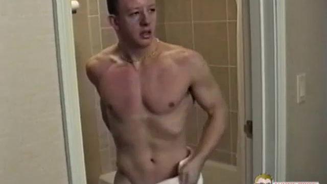 Энтони - гимнаст из колледжа, который особенно выделяется, когда его раздевают. И когда это происходит, тётя Боб быстро берётся за член и трахается пальцами в эту тугую попку.