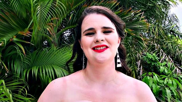 брюнетка с большими сиськами дрочит на улице