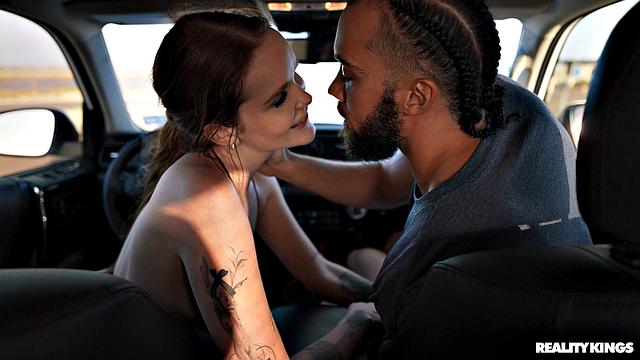 рыжая в бикини заводит на баскетбольной площадке и трахает в машине