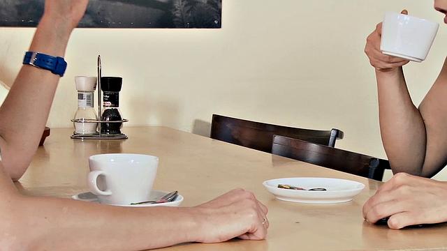 офисная брюнетка с большой грудью устраивает жаркий секс