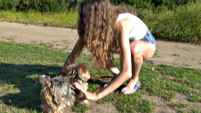 стройная брюнетка получает жёсткое доминирование и кайфует