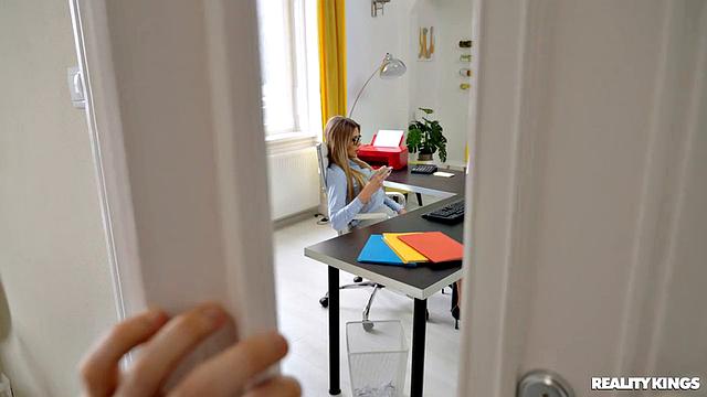 Receptionists Like Rough