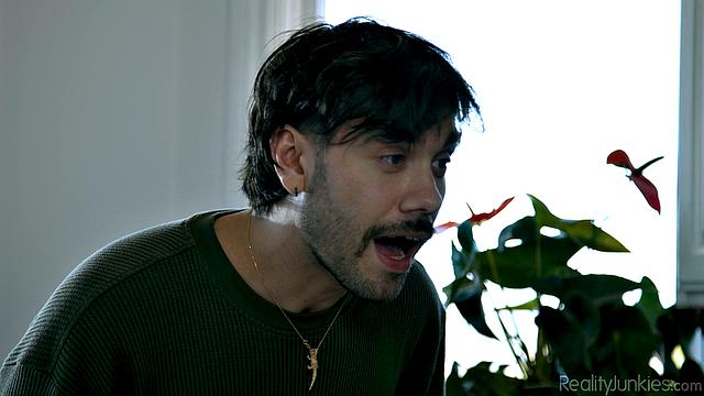 Смотри, как Селина Имаи катается на огромном члене на диване