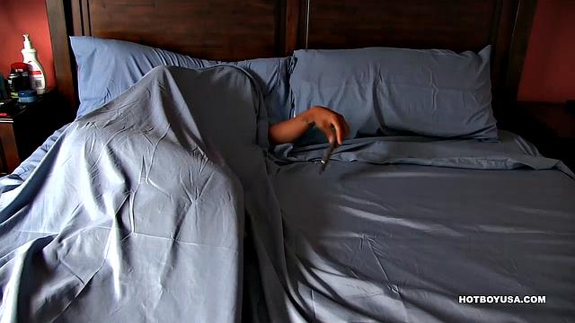 смотри, как андре хилл дрочит свой член и кончает