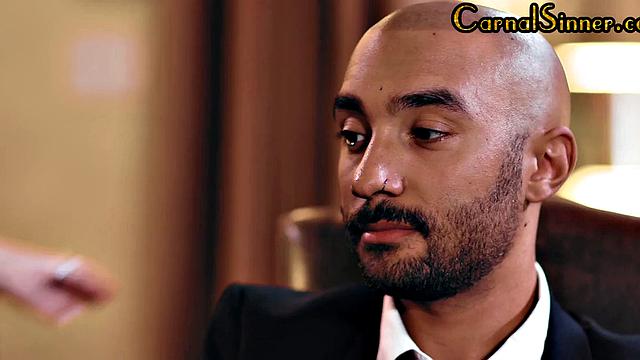 соблазнительная малышка трахается с другом, пока жена наблюдает