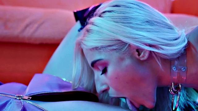 Booty les fisted and toying before scissoring in couple