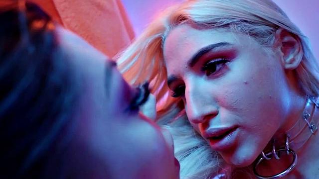 Booty les fisted and toying before scissoring in couple