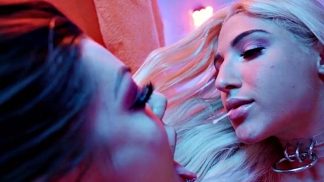 две лезбиянки с большими попками: сначала кулак, потом игрушки, а дальше любимые ножницы