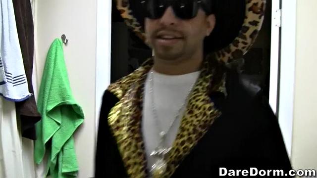 Блондинка в очках и трусах зажигает на самой развратной тусовке